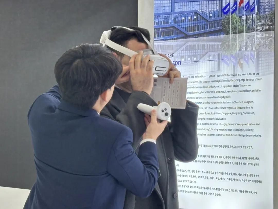 海目星在展會(huì)現(xiàn)場(chǎng)提供沉浸式產(chǎn)品體驗(yàn)，參觀者可以直觀感受高速激光模切機(jī)和疊片電池裝配線的高效生產(chǎn)過(guò)程